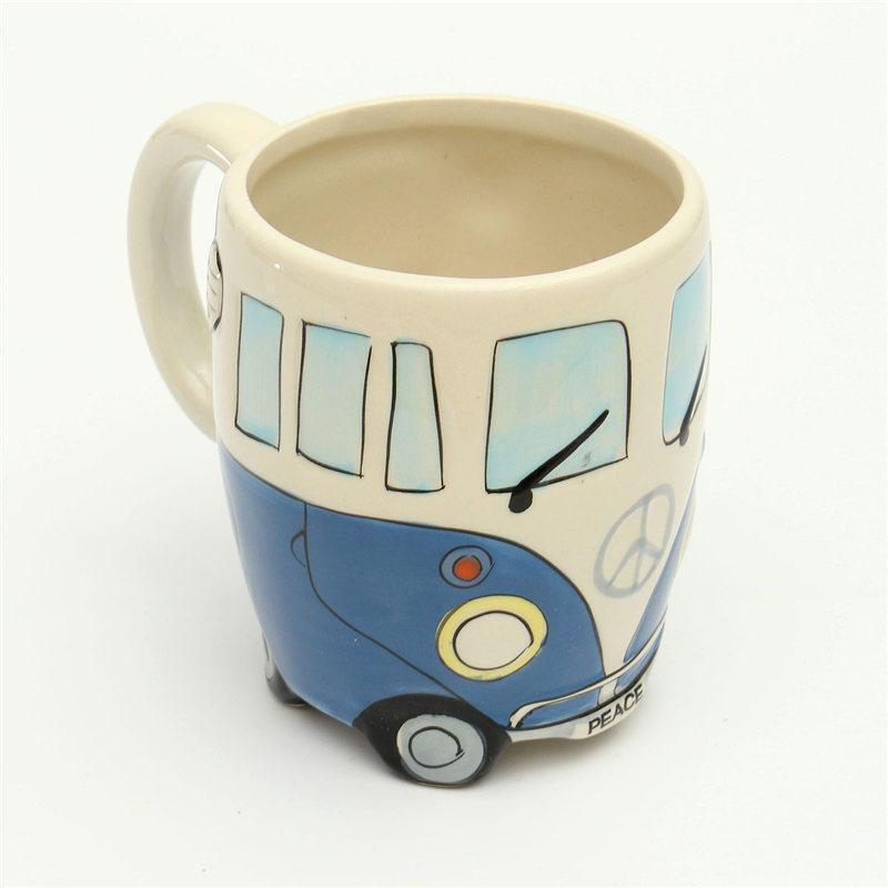 CamperMug – Farverigt kaffekrus med hippiebus-tema og livligt tegneseriedesign