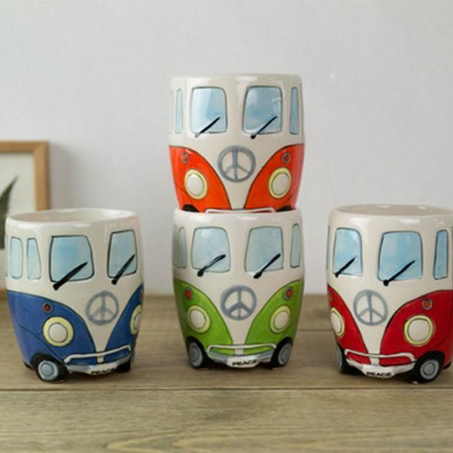 CamperMug – Farverigt kaffekrus med hippiebus-tema og livligt tegneseriedesign