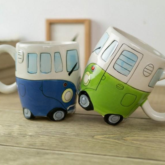 CamperMug – Farverigt kaffekrus med hippiebus-tema og livligt tegneseriedesign