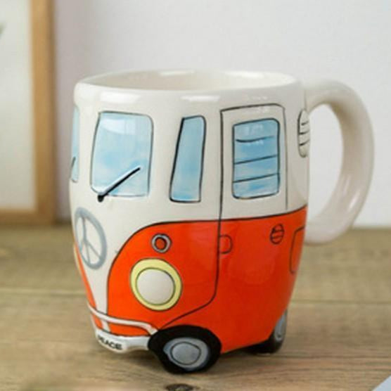 CamperMug – Farverigt kaffekrus med hippiebus-tema og livligt tegneseriedesign