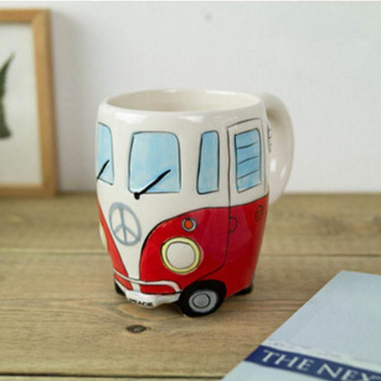 CamperMug – Farverigt kaffekrus med hippiebus-tema og livligt tegneseriedesign