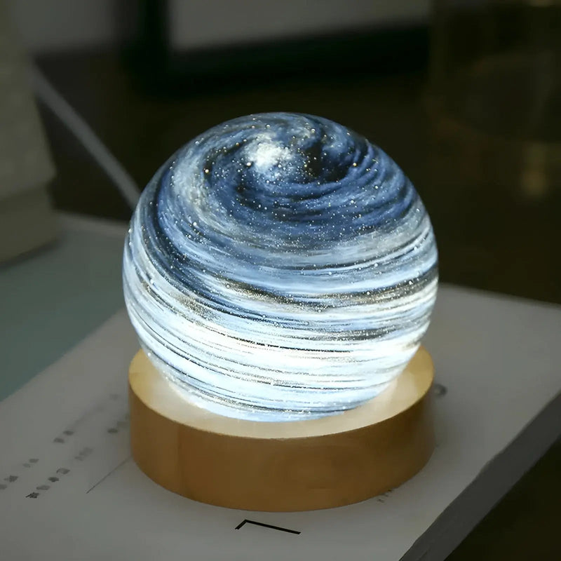 OrbitGlow - 3D Glas Mini Space Planet Lampe til dit hjem